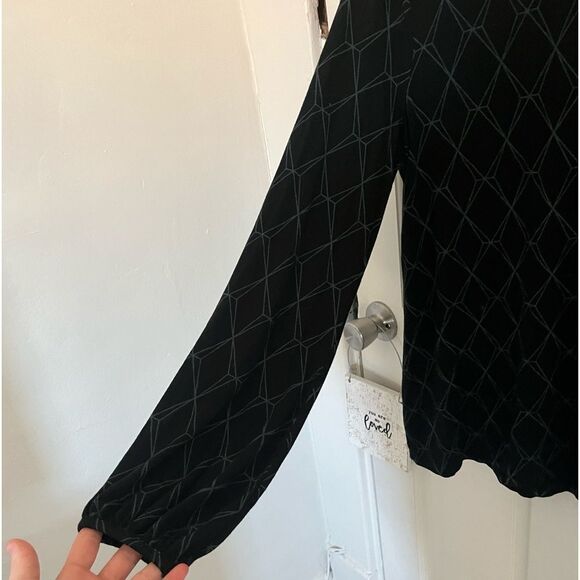 Soma Scoop Neck Long Peasant Sleeve Top Quiet Geo Black Size Small - Picture 6 of 7